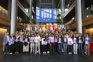 Europass-Übergabe durch Nela Riehl